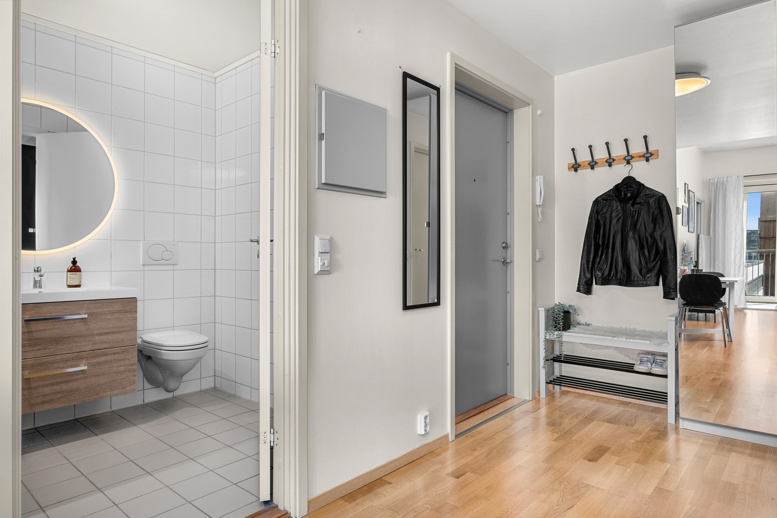 Romslig entrè med god plass til å henge fra seg sko og yttertøy Galleribilde