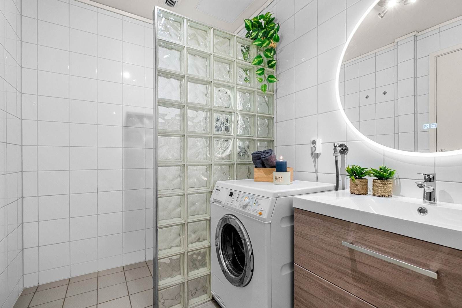 Moderne innredning og LED speil med touch-funskjon som ble skiftet i 2025. Galleribilde