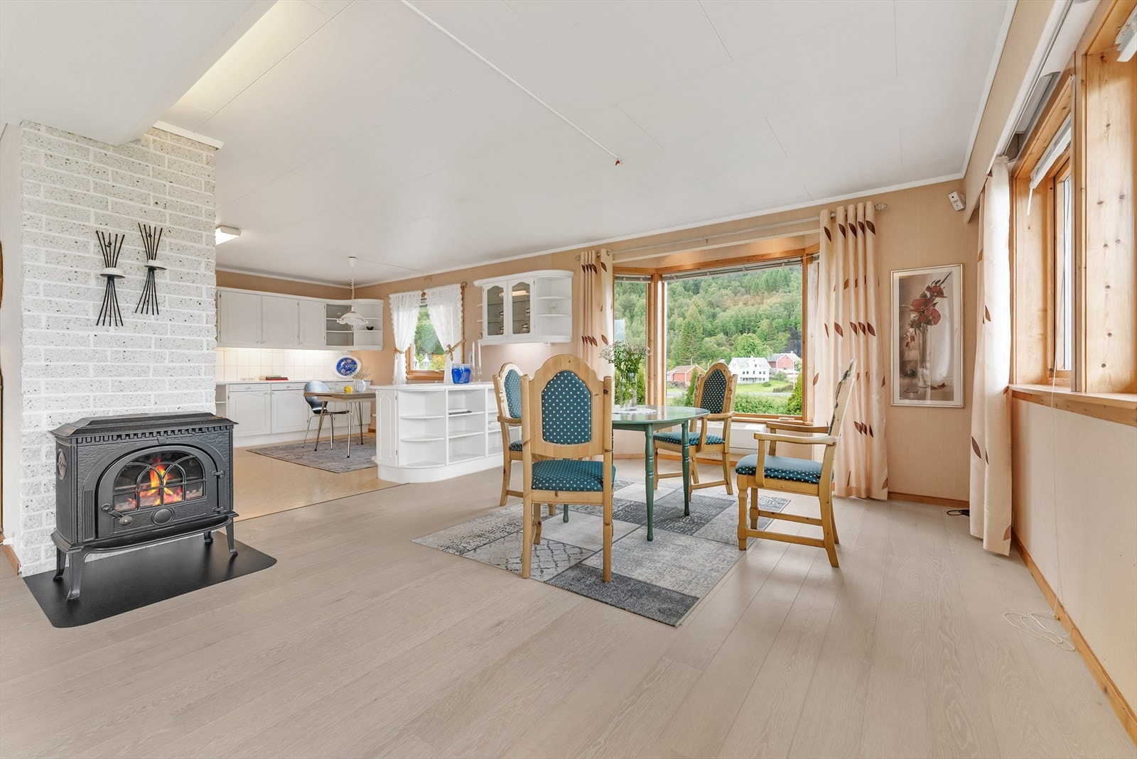 Spisestue mot kjøkken Galleribilde