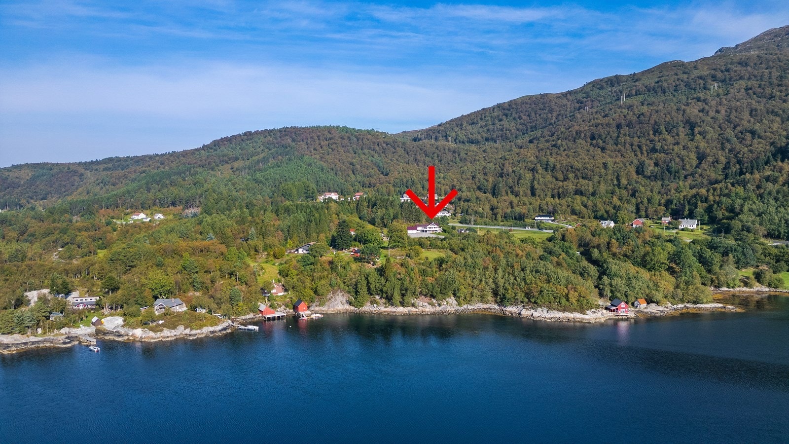 Eigedomen merka med rød pil. Vakkert nærområde Galleribilde