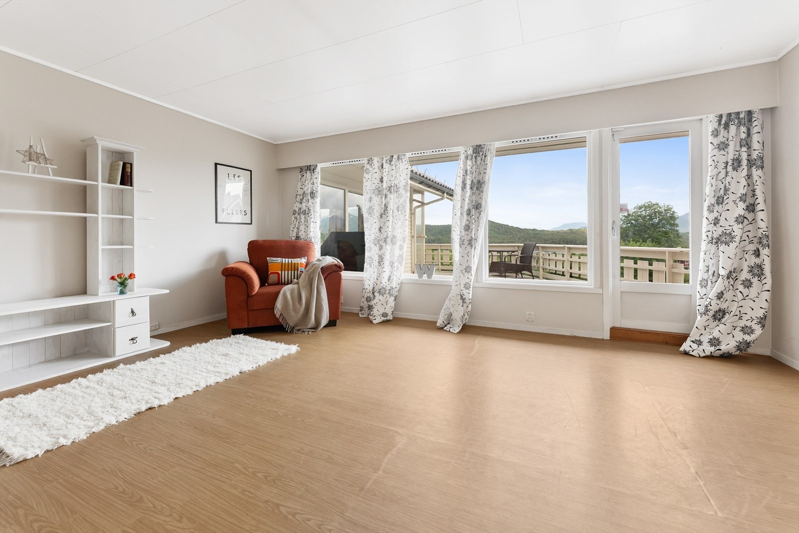 Utgang frå stue i gamle-delene til terrassen Galleribilde