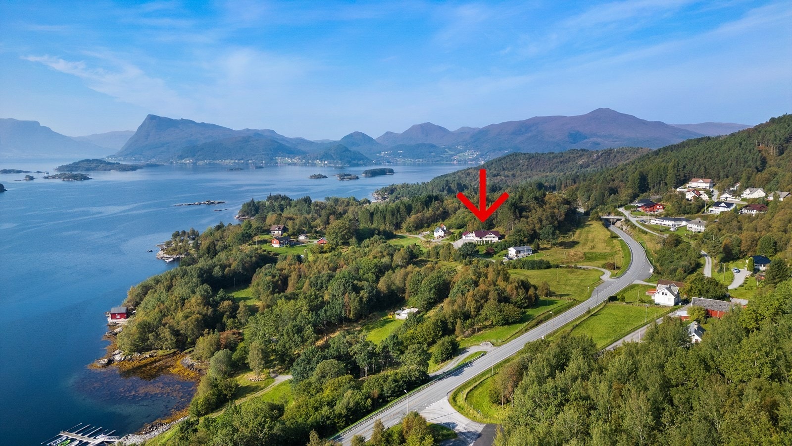 Nærområde på vakre Eiksund. Eigedom markert med rød pil Galleribilde