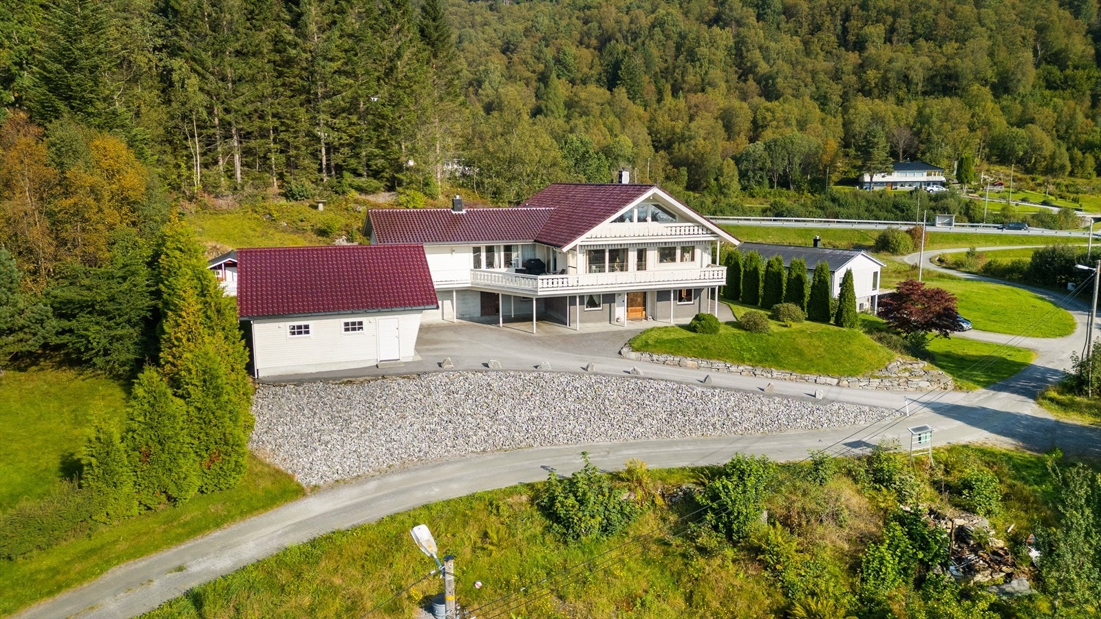 Meget flott opparbeidd eigedom med asfaltert tilkomst og parkering Galleribilde