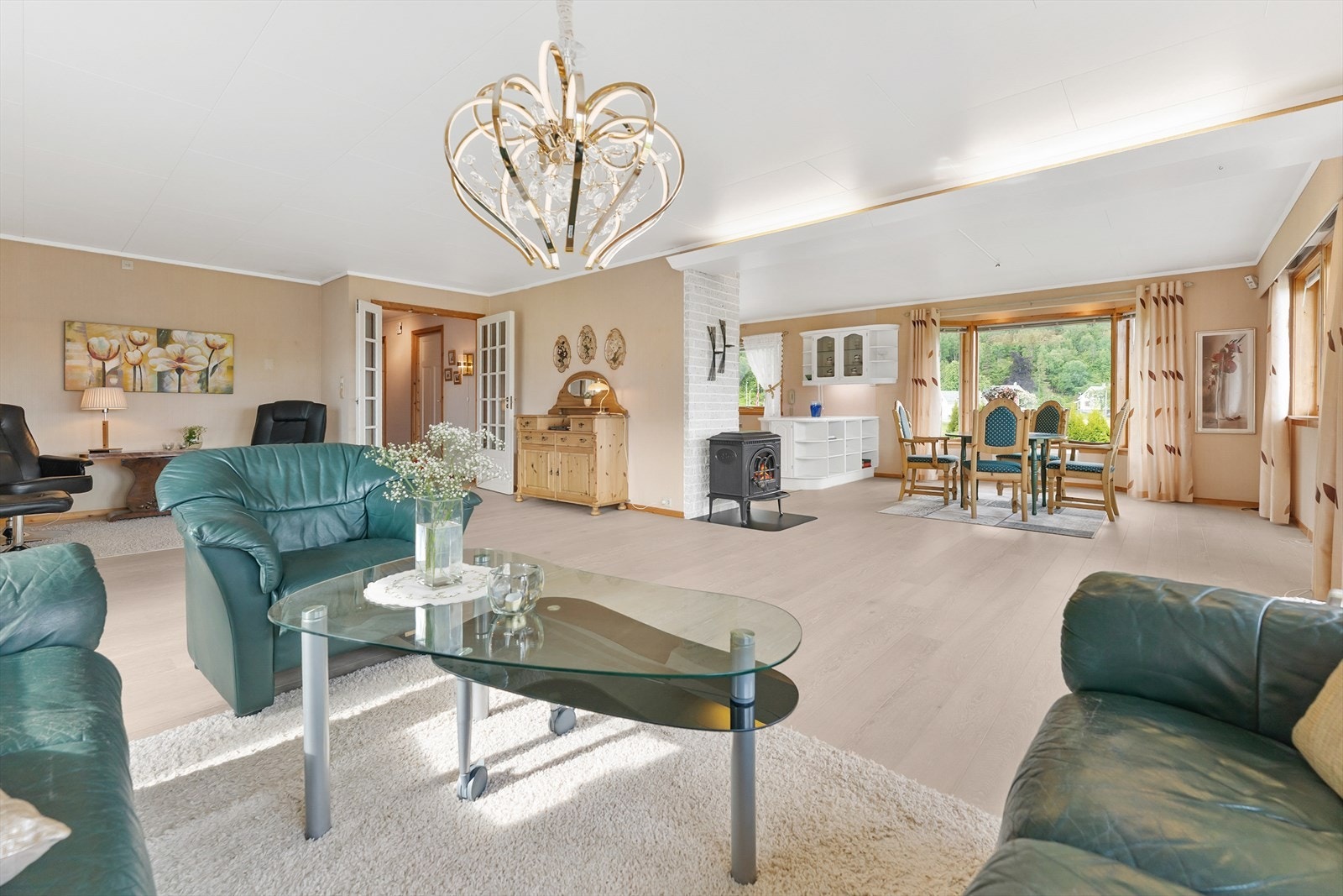 Del av stue mot spisestue og kjøkken Galleribilde