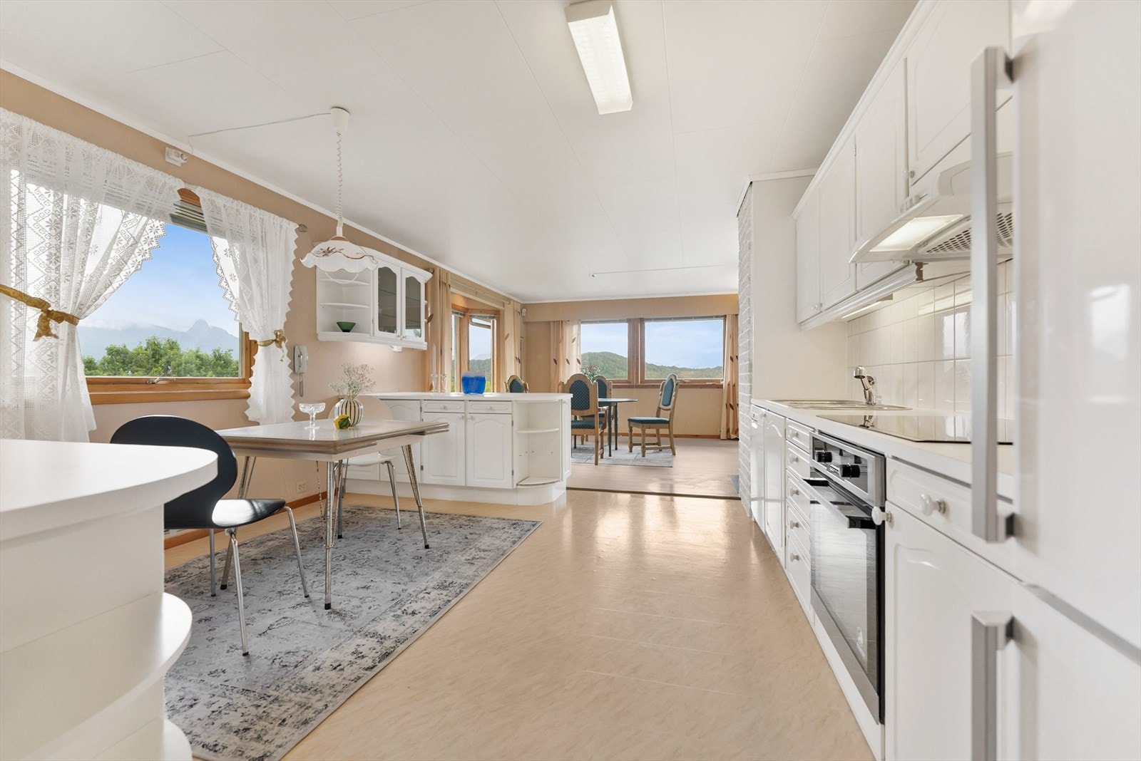 Stort kjøkken med masse skapplass Galleribilde