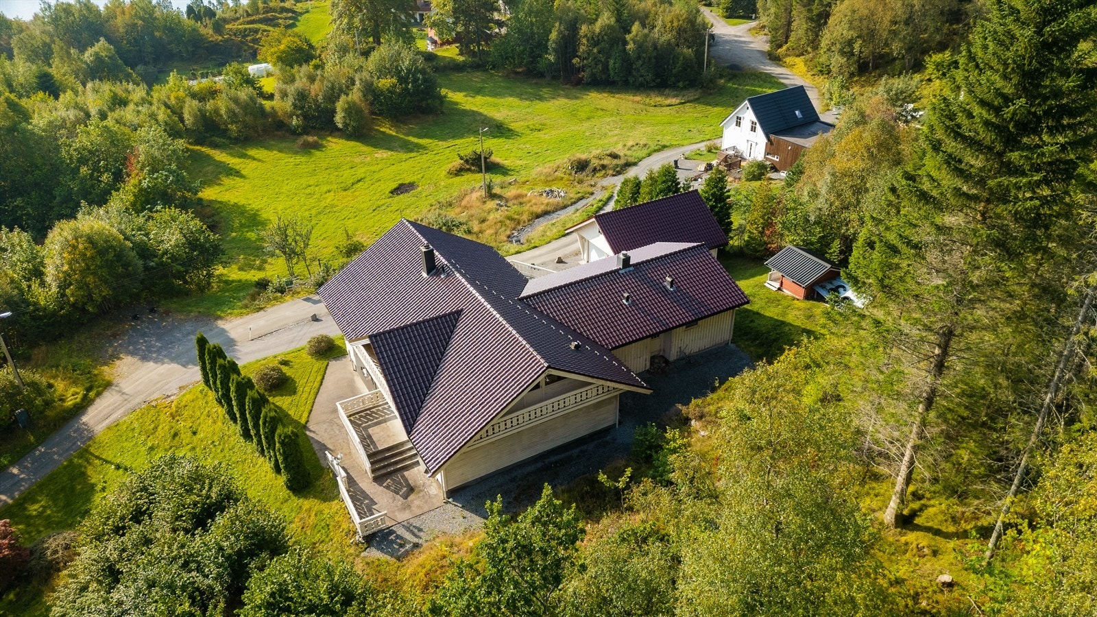 Eigedomen sett bakanifrå Galleribilde