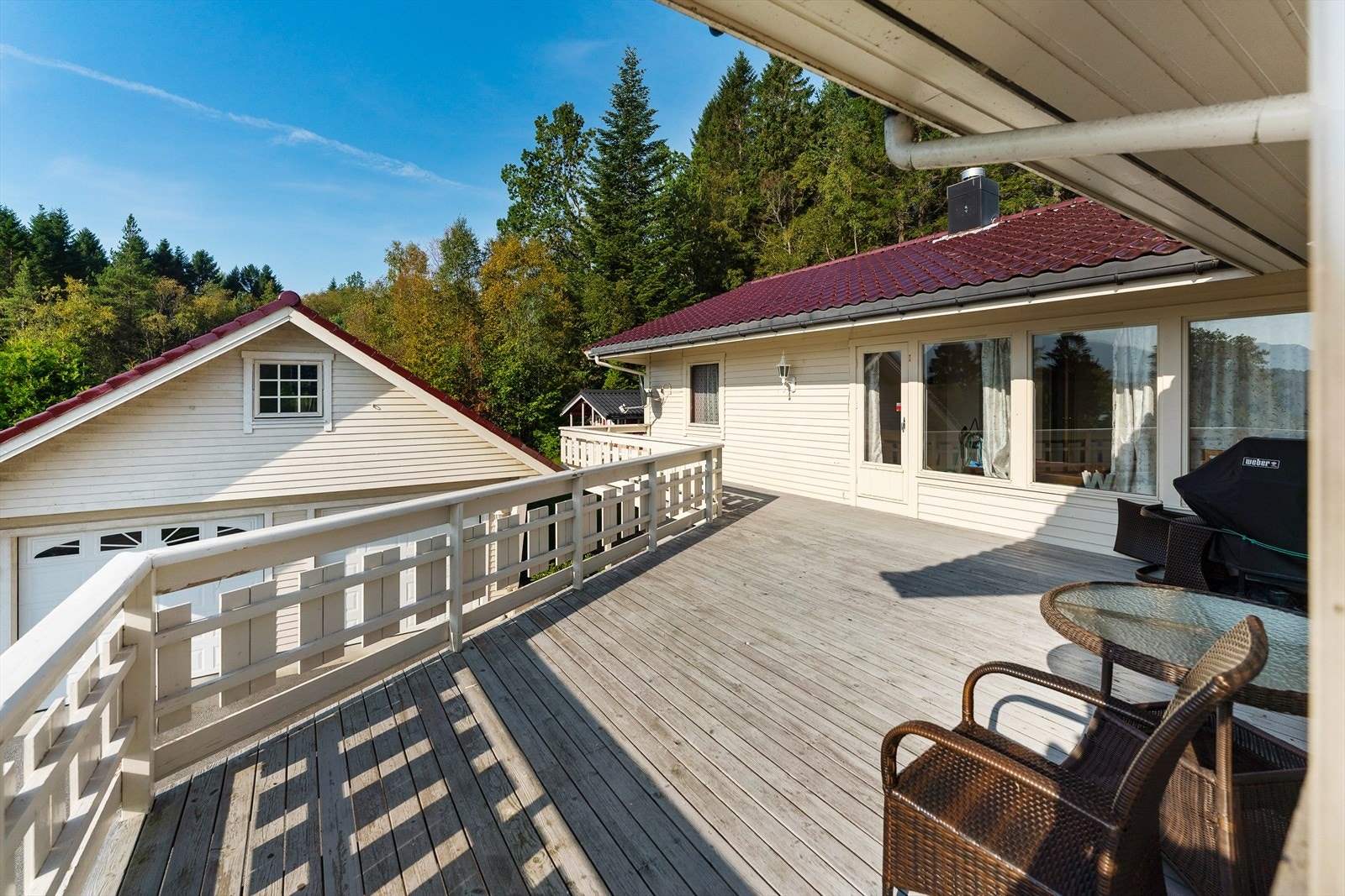 Stor terrasse som går på heile husets framside Galleribilde