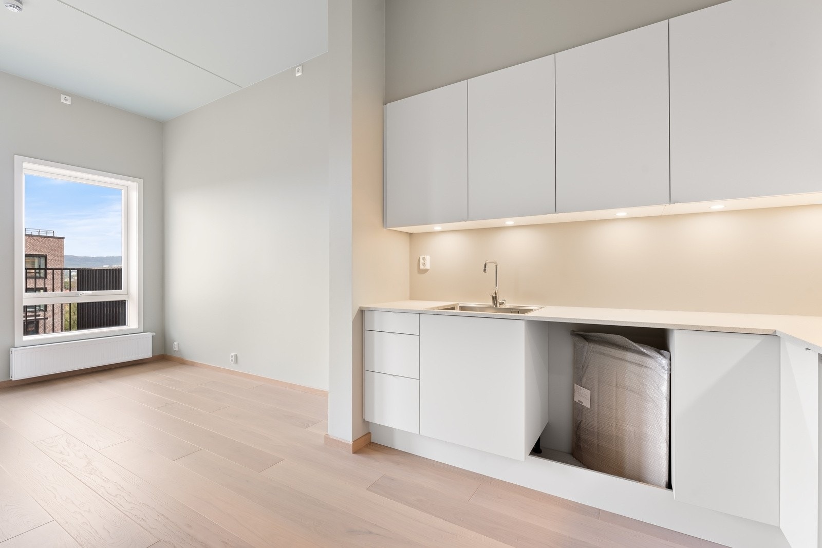 Kjøkken - Dette er salg av kontrakt og bildet er fra en annen ferdigstilt leilighet i bygget for å vise materialvalg Galleribilde