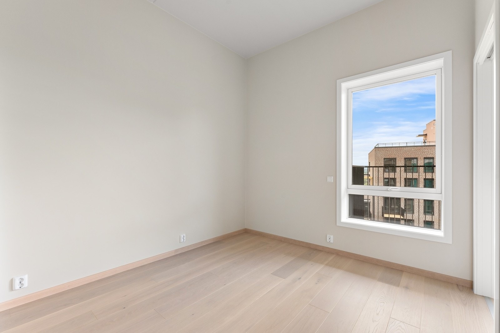 Soverom - Dette er salg av kontrakt og bildet er fra en annen ferdigstilt leilighet i bygget for å vise materialvalg Galleribilde