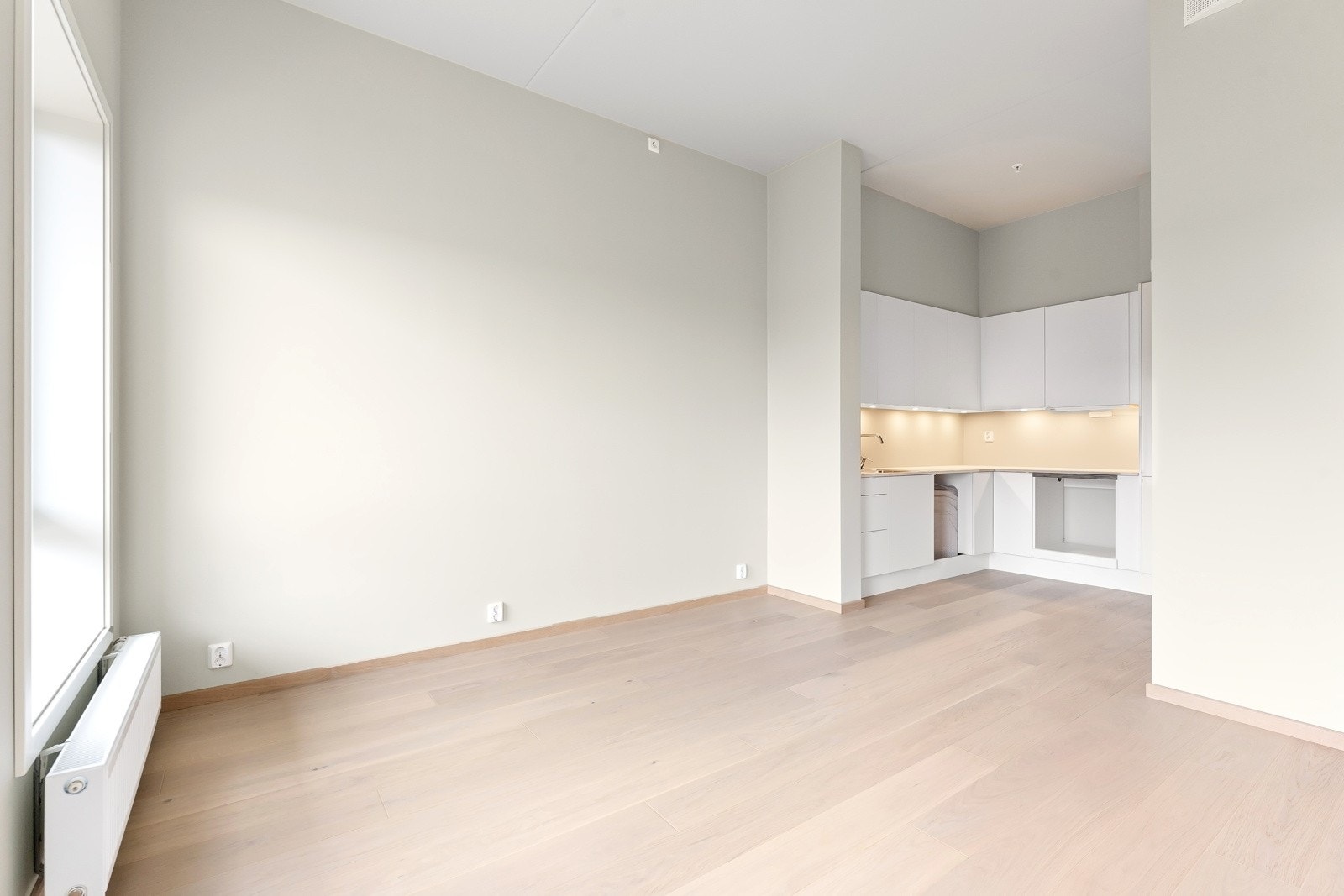 Stue - Dette er salg av kontrakt og bildet er fra en annen ferdigstilt leilighet i bygget for å vise materialvalg Galleribilde