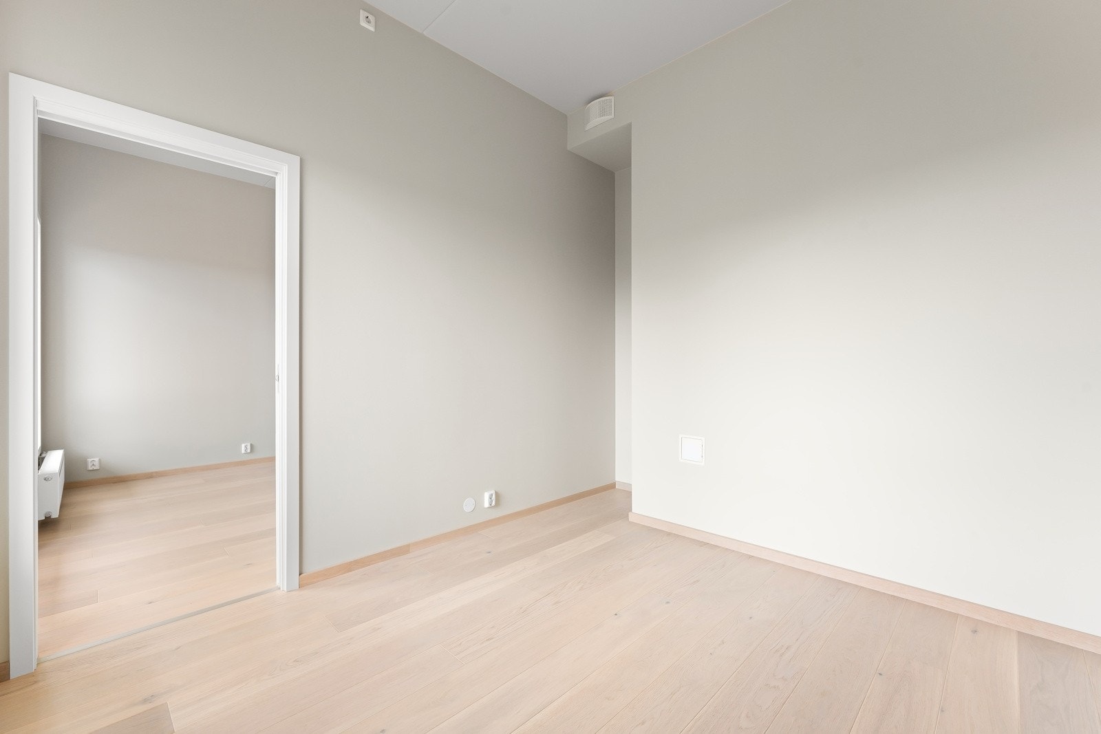 Soverom - Dette er salg av kontrakt og bildet er fra en annen ferdigstilt leilighet i bygget for å vise materialvalg Galleribilde