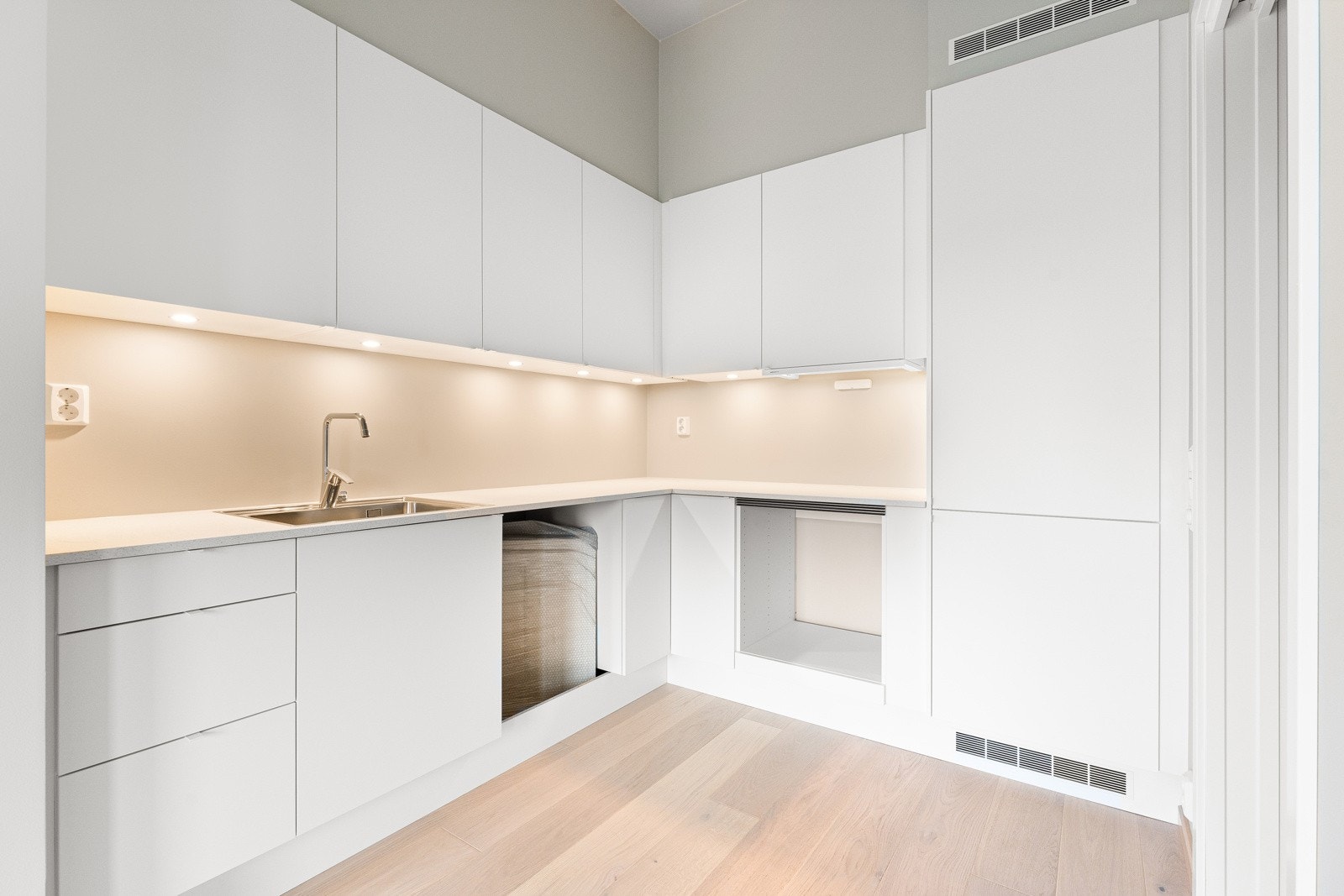 Kjøkken - Dette er salg av kontrakt og bildet er fra en annen ferdigstilt leilighet i bygget for å vise materialvalg Galleribilde