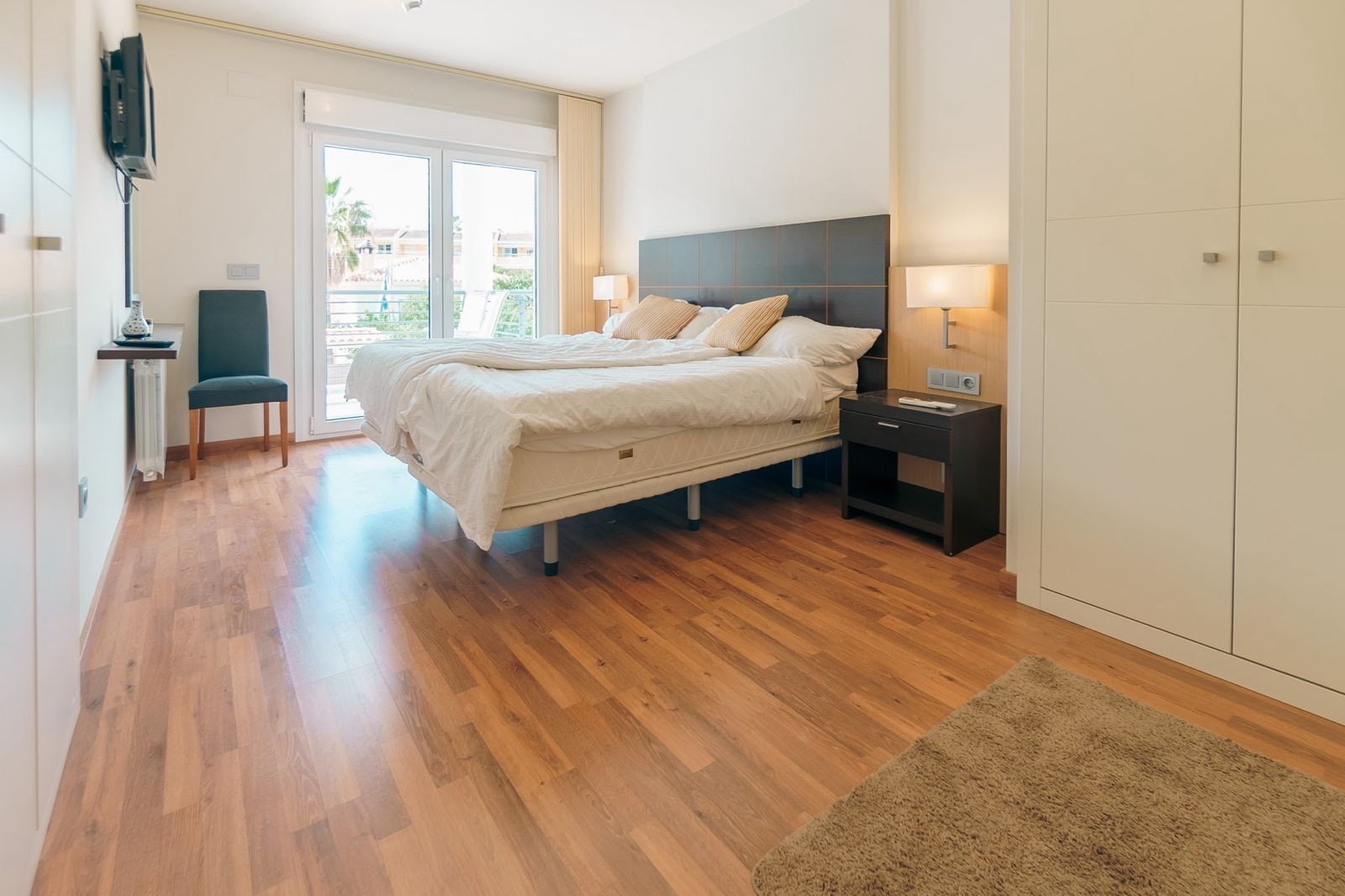 Hovedsoverom med eget bad, mye garderobe Galleribilde