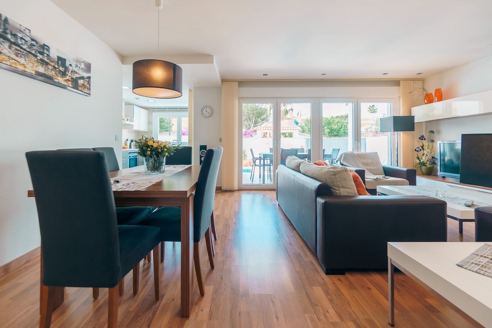 Moderne kjøkken med alle hvitevarer, quartz benkeplate Galleribilde