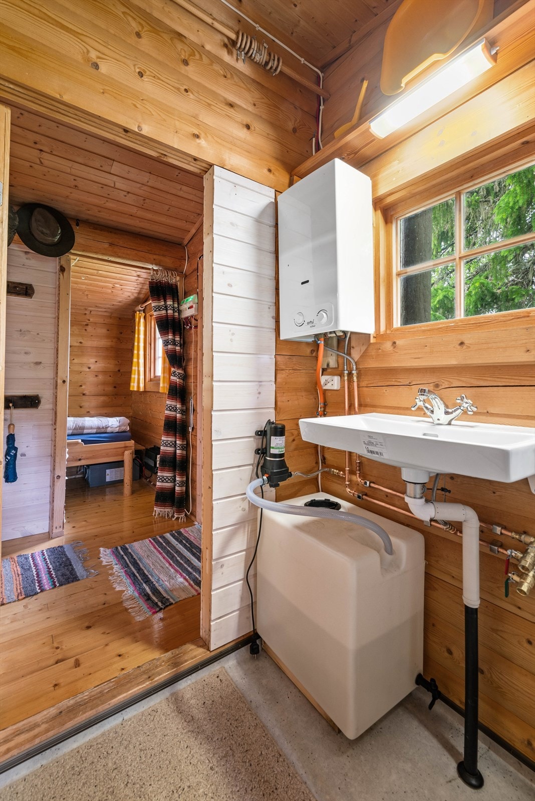 Vannet på hytten blir varmet opp ved hjelp av gass. Galleribilde