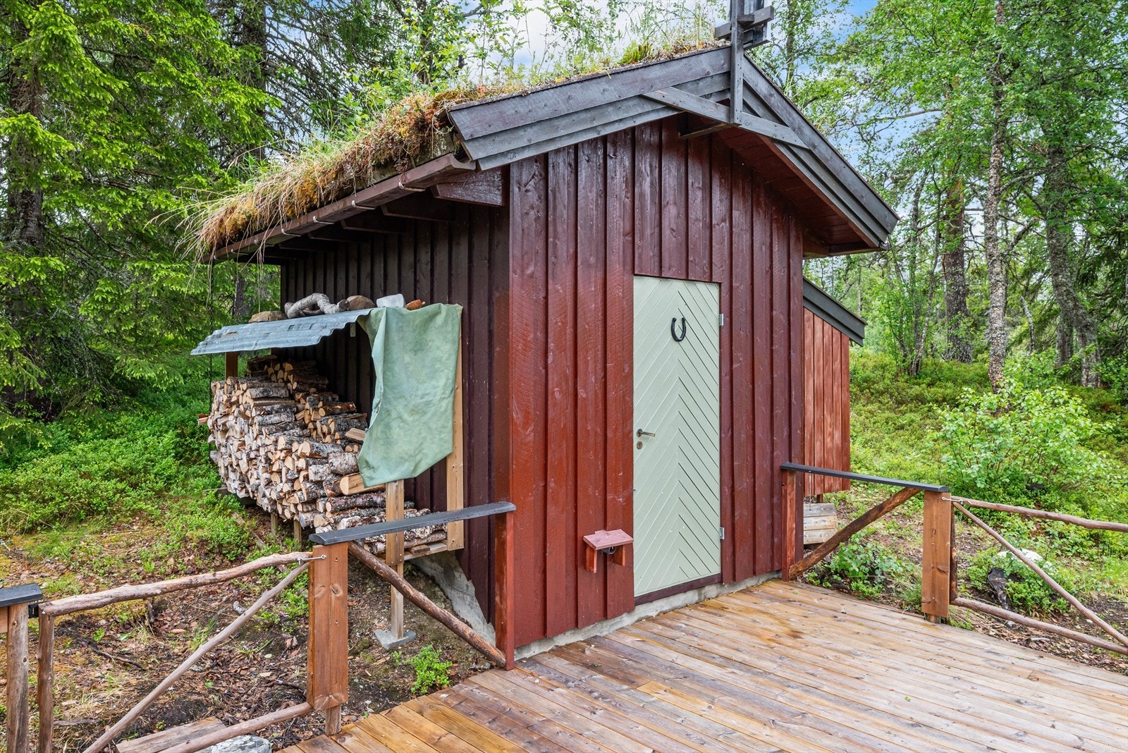 Her har du plass til å oppbevare ved og et uthus ved siden av. Galleribilde