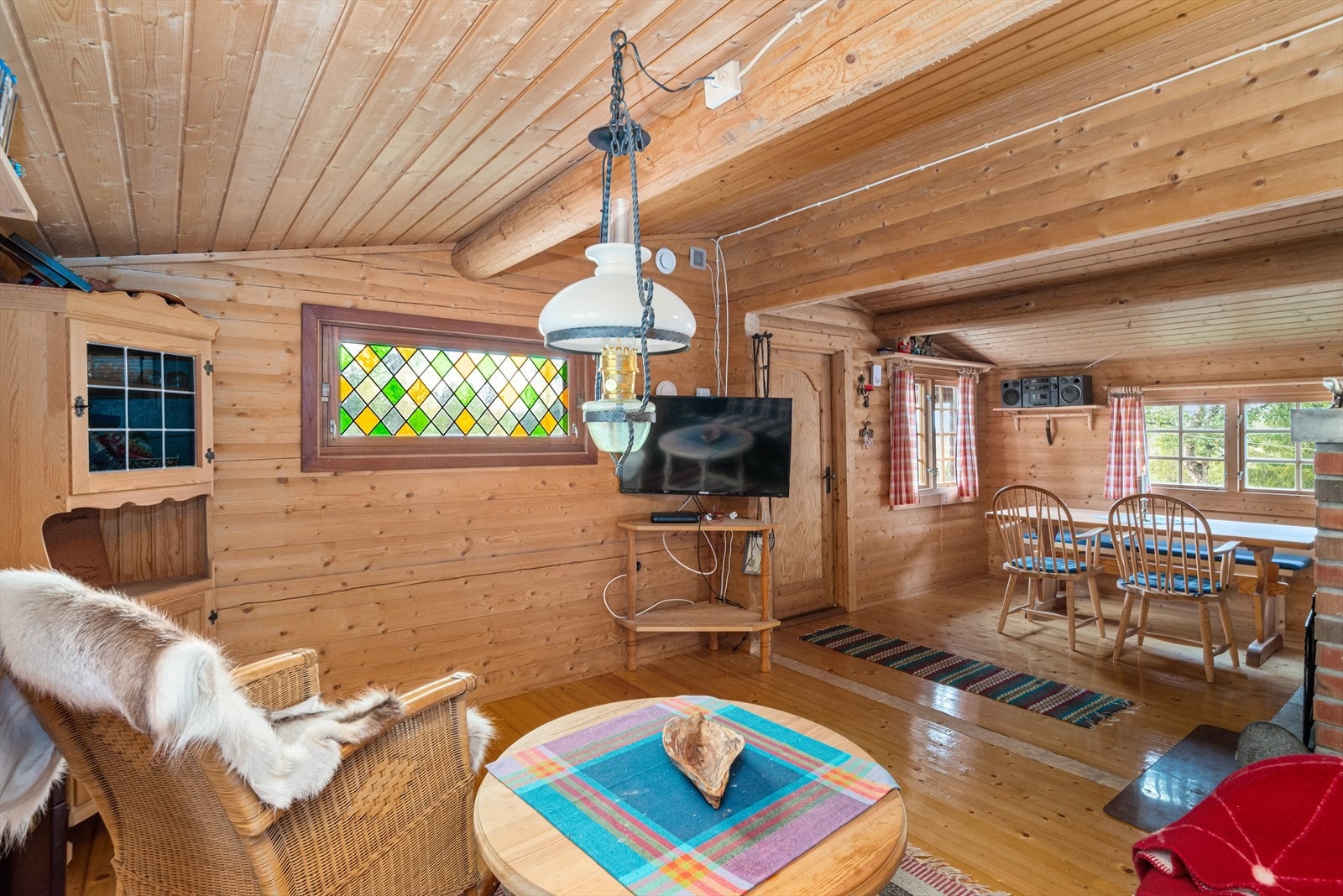 Hytten har en delvis åpen stue/kjøkken løsning. Galleribilde