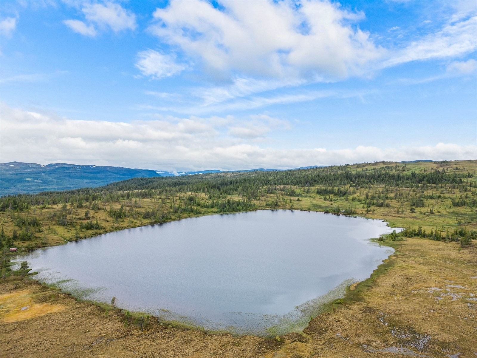 Gode bademuligheter i en innsjø rett ved hytten. Galleribilde