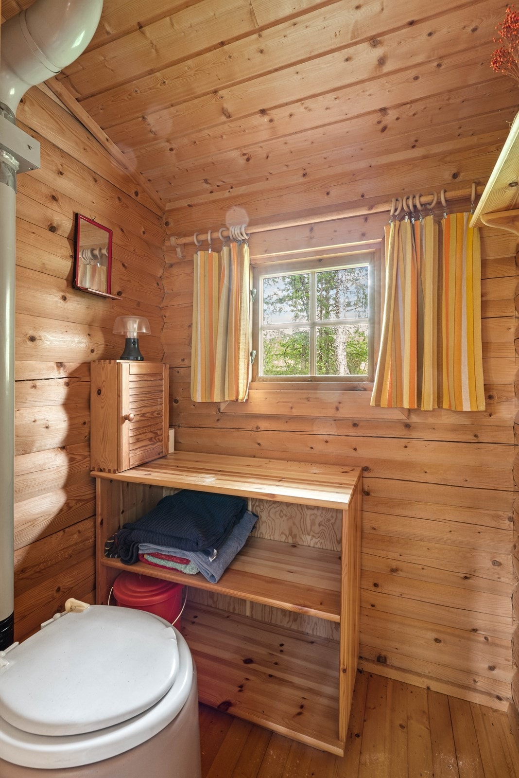 Hytten er utstyrt med en praktisk mulldo. Galleribilde