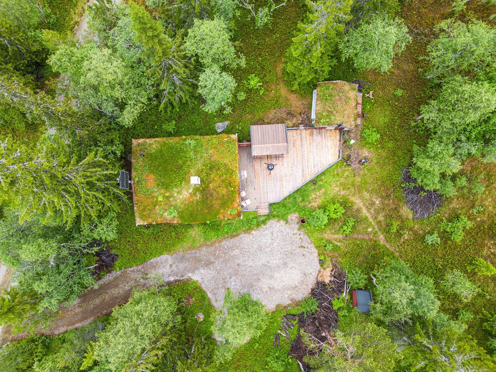 Hytten ligger lunt til med lite innsyn fra naboene. Galleribilde