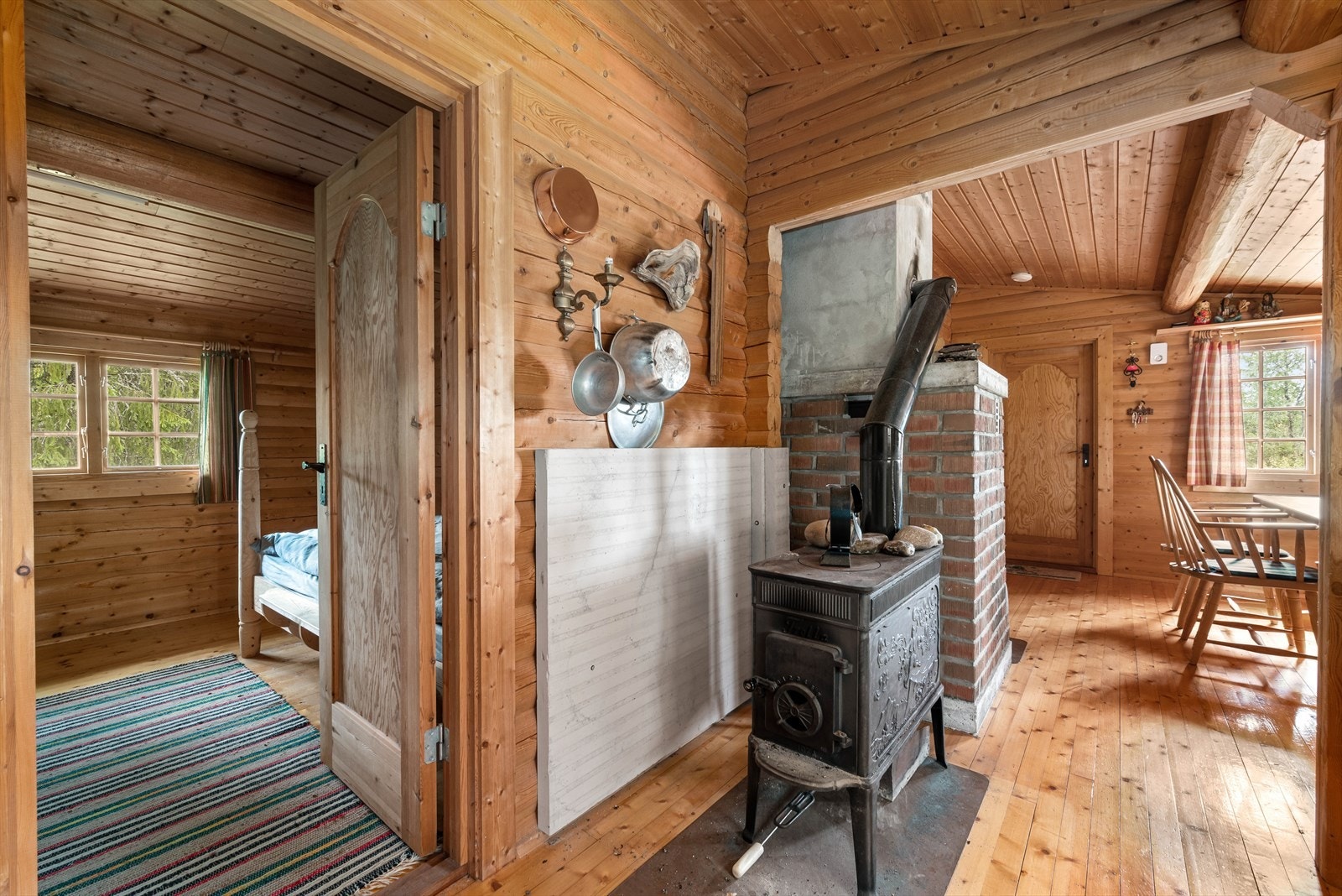 Hytten har en ekstra vedovn som også kan brukes som platetopp. Galleribilde