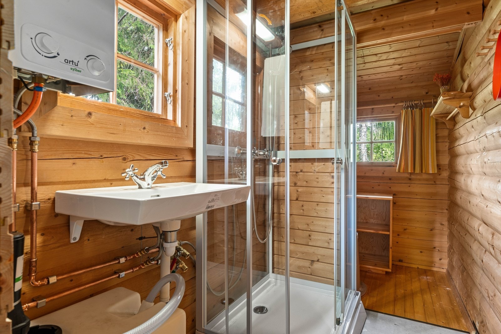 Bad med dusjkabinett. Galleribilde