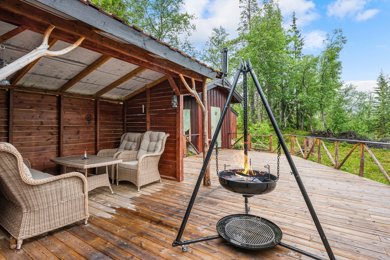 På terrassen får du en gapahuk med takoverbygg som gjør at du kan sitte der i all slags vær. Galleribilde