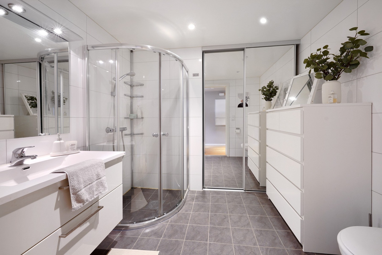 Helfliset bad med opplegg for vaskemaskin. Galleribilde