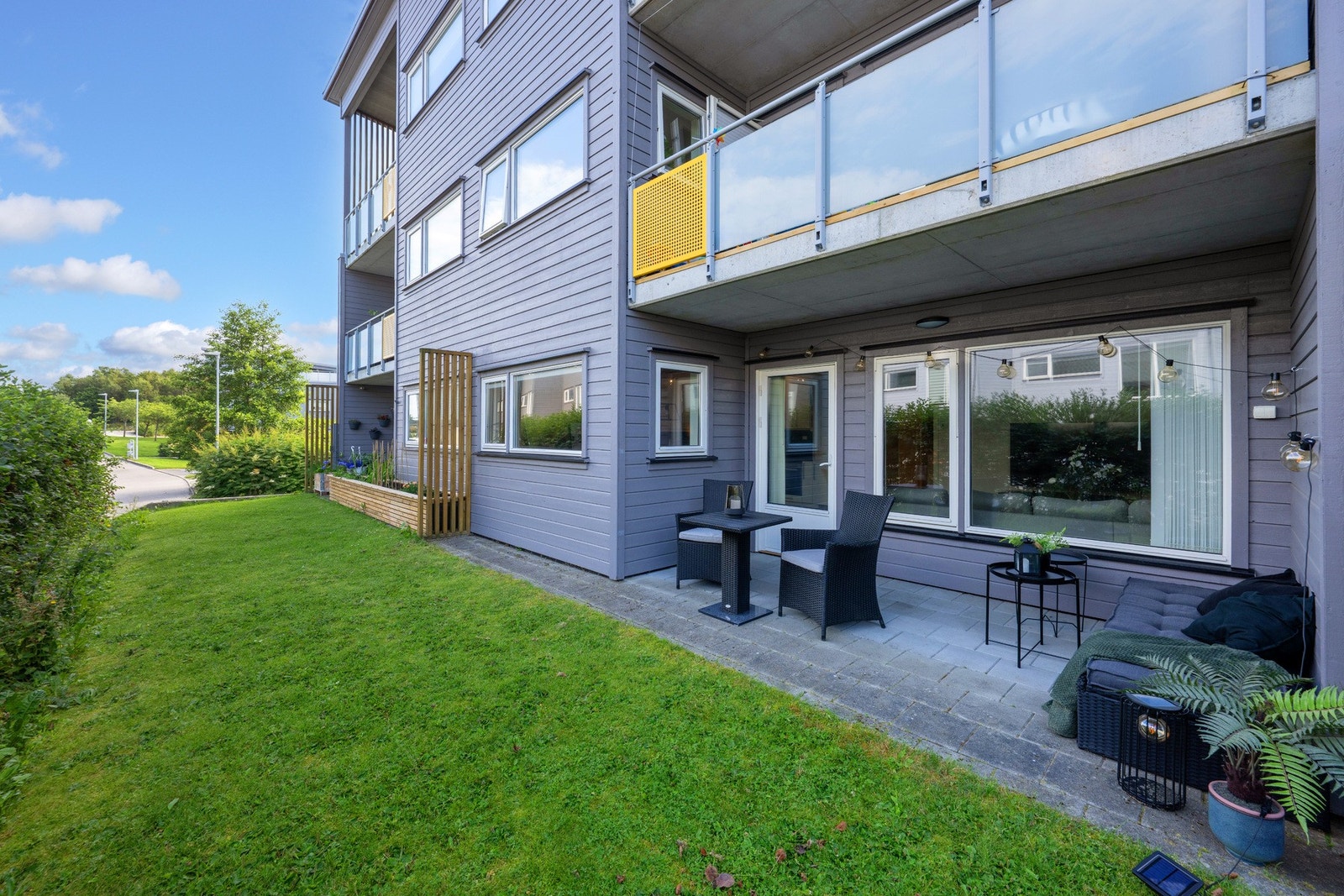 Trivelig terrasse som ligger ut mot det grønne fellesområdet. Galleribilde