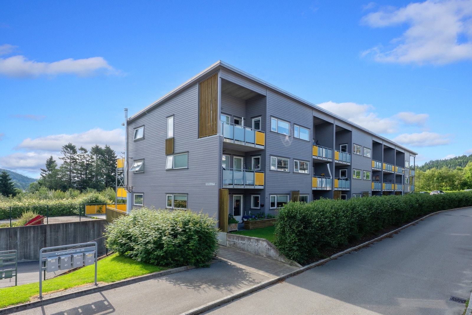 Det er parkering i kjeller med mulighet for elbillader. Galleribilde