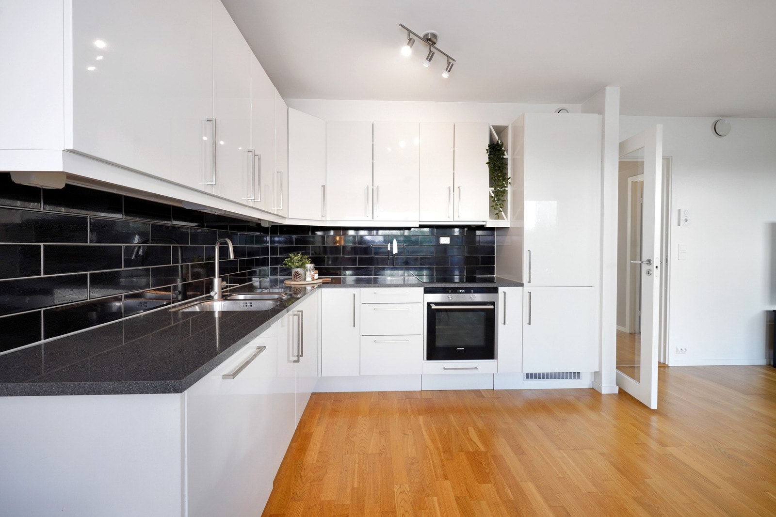 Det er integrerte hvitevarer som oppvaskmaskin, kjøl- og fryeskap, platetopp og stekeovn. Galleribilde