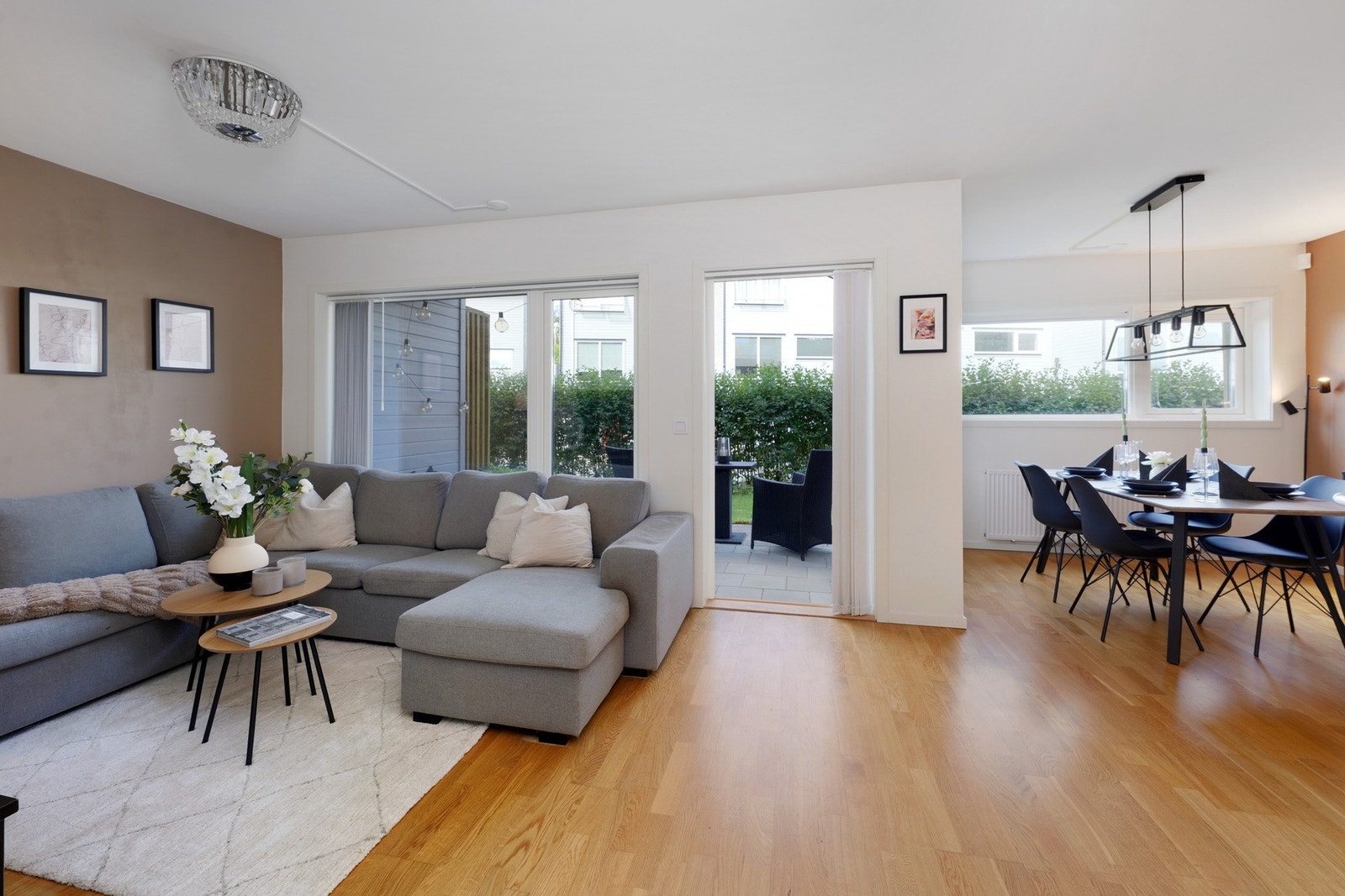 Leiligheten er lys og luftig, med utgang til terrassen fra stuen. Galleribilde