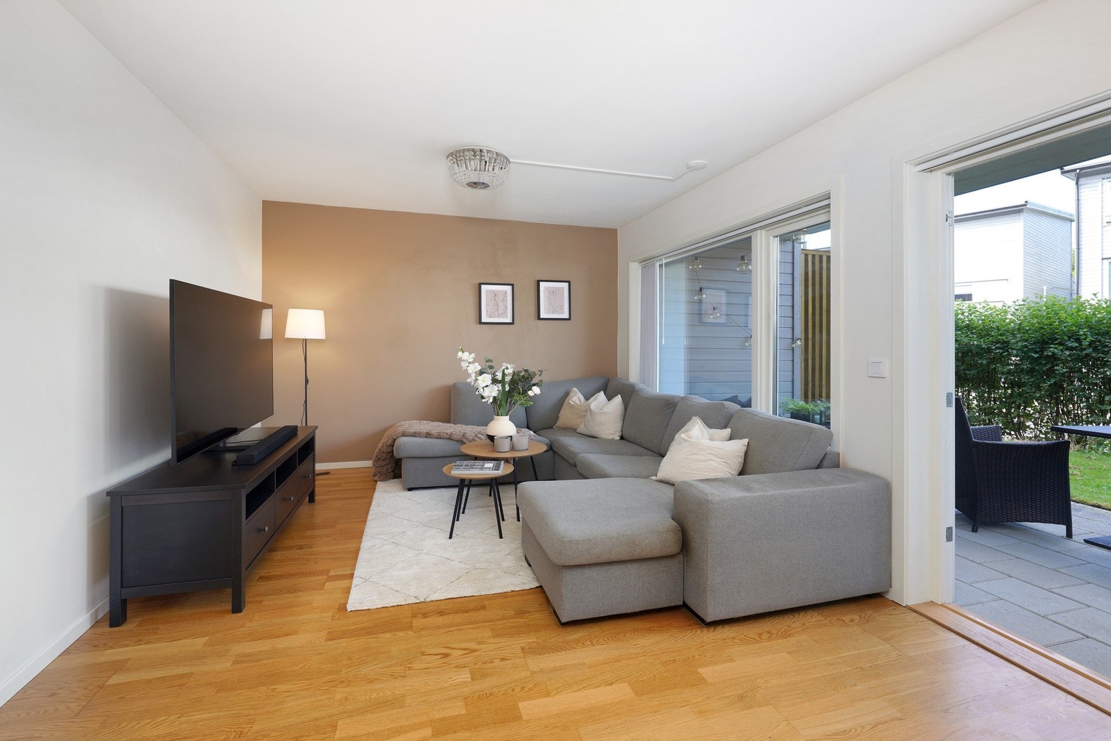 Det er parkett på gulvet og plass til stor sofa i stuen. Galleribilde