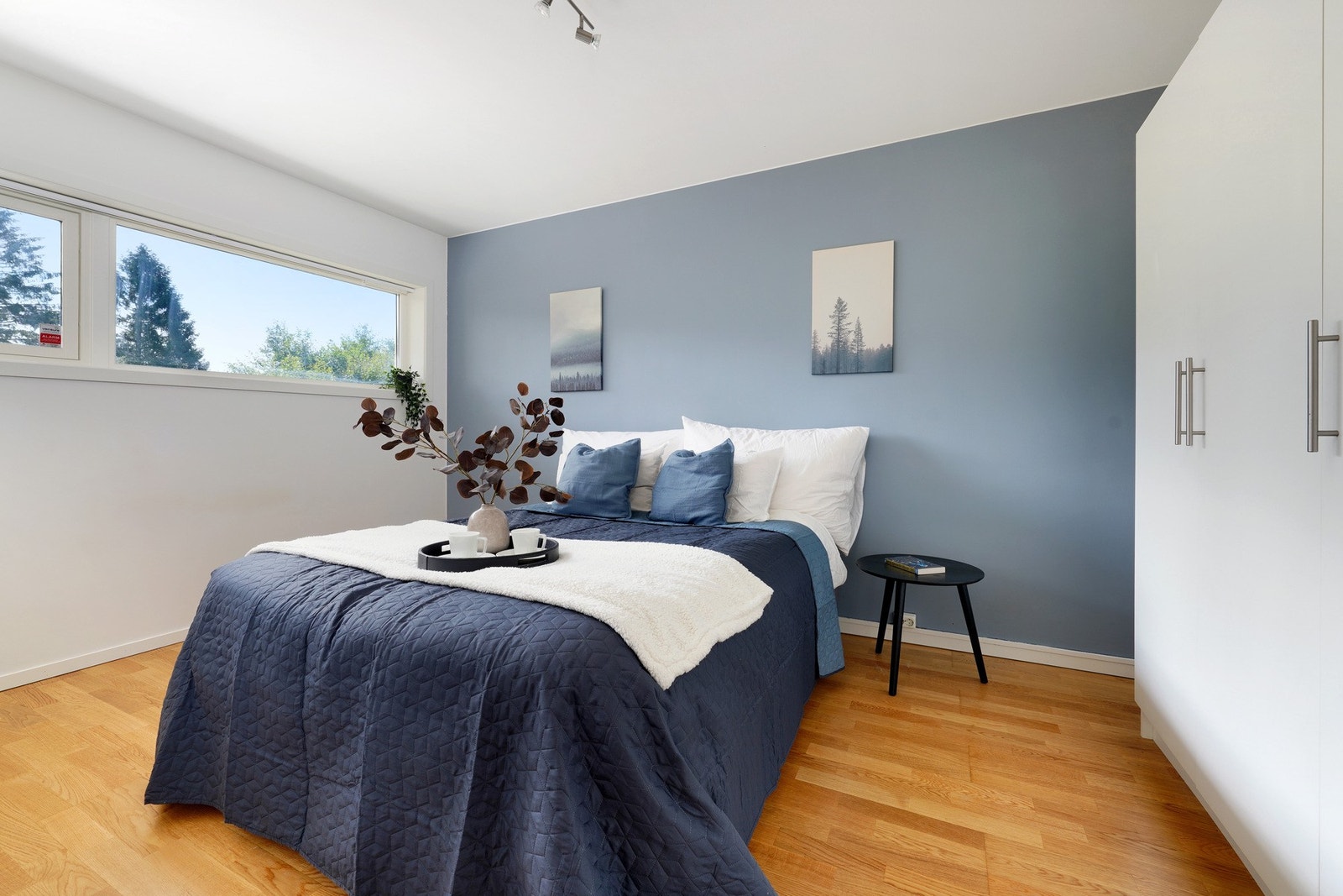 Hovedsoverom med gode garderobeskap. Galleribilde