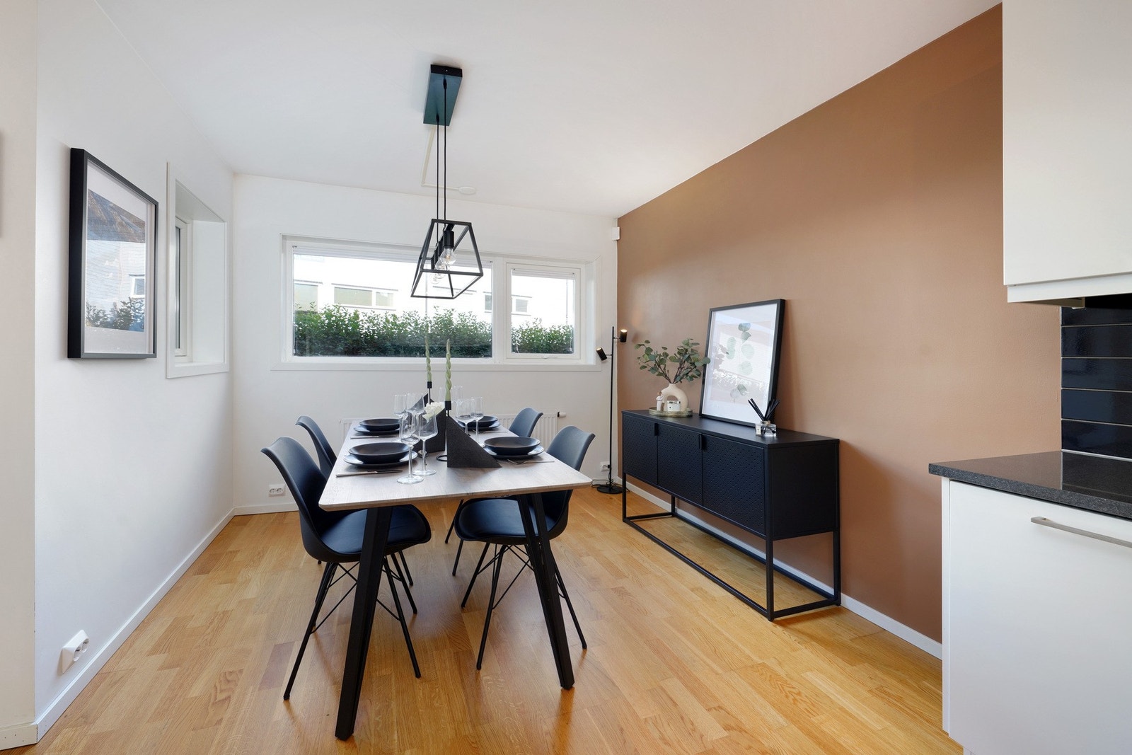 Romslig spisestue med mye naturlig lys. Galleribilde