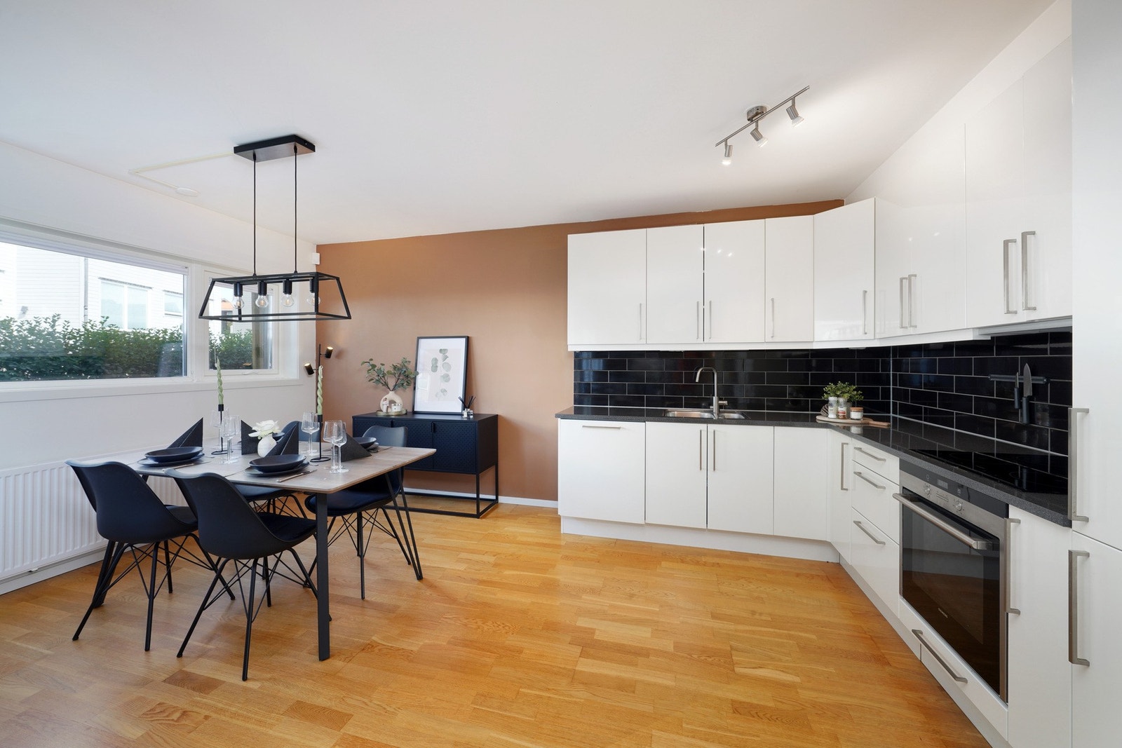 Pent tidløst kjøkken med hvite fronter. Galleribilde