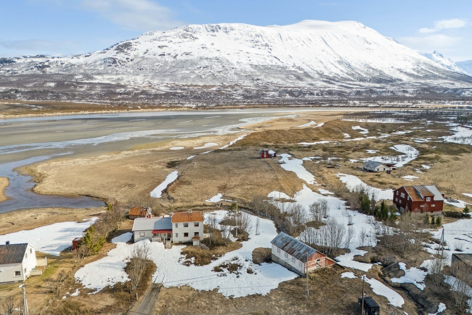 Velkommen ti Breivikeidvegen 2259, stor eiendom nederst på Breivikeidet presentert av Trude hos Eiendomsmegler 1 Galleribilde