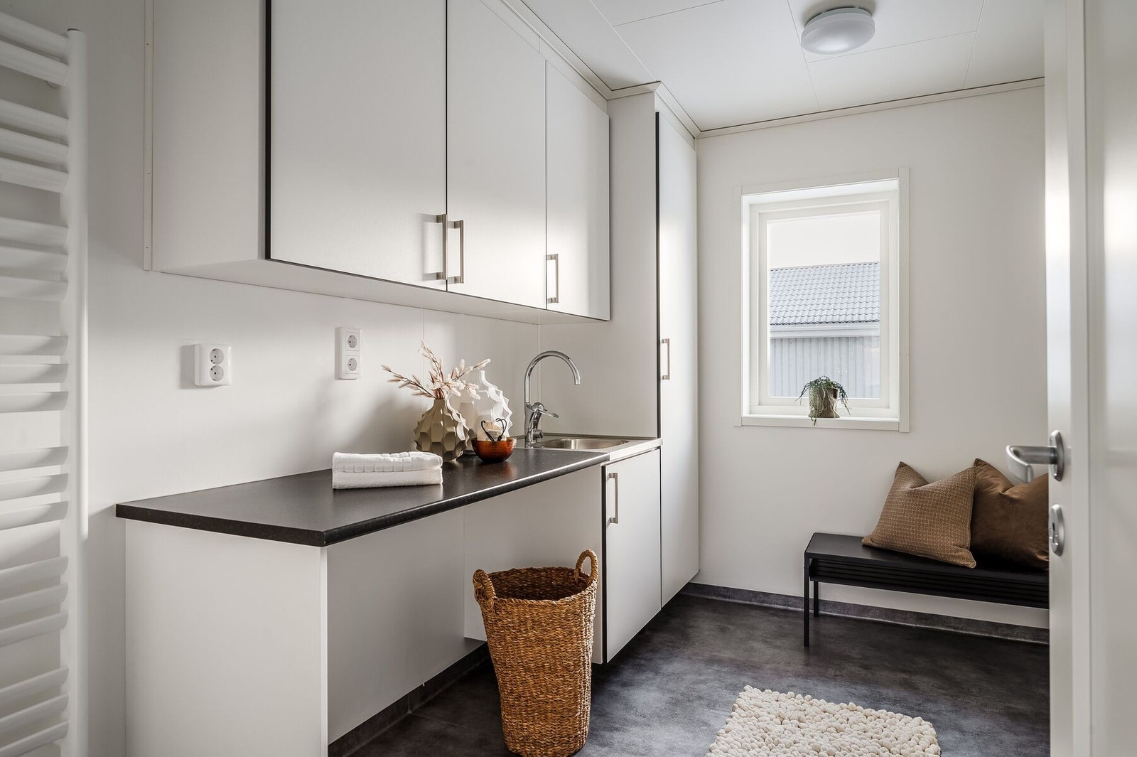 Praktisk vaskerom med egen inngang - ideelt for våte klær, gjørmete sko og firbeinte Galleribilde