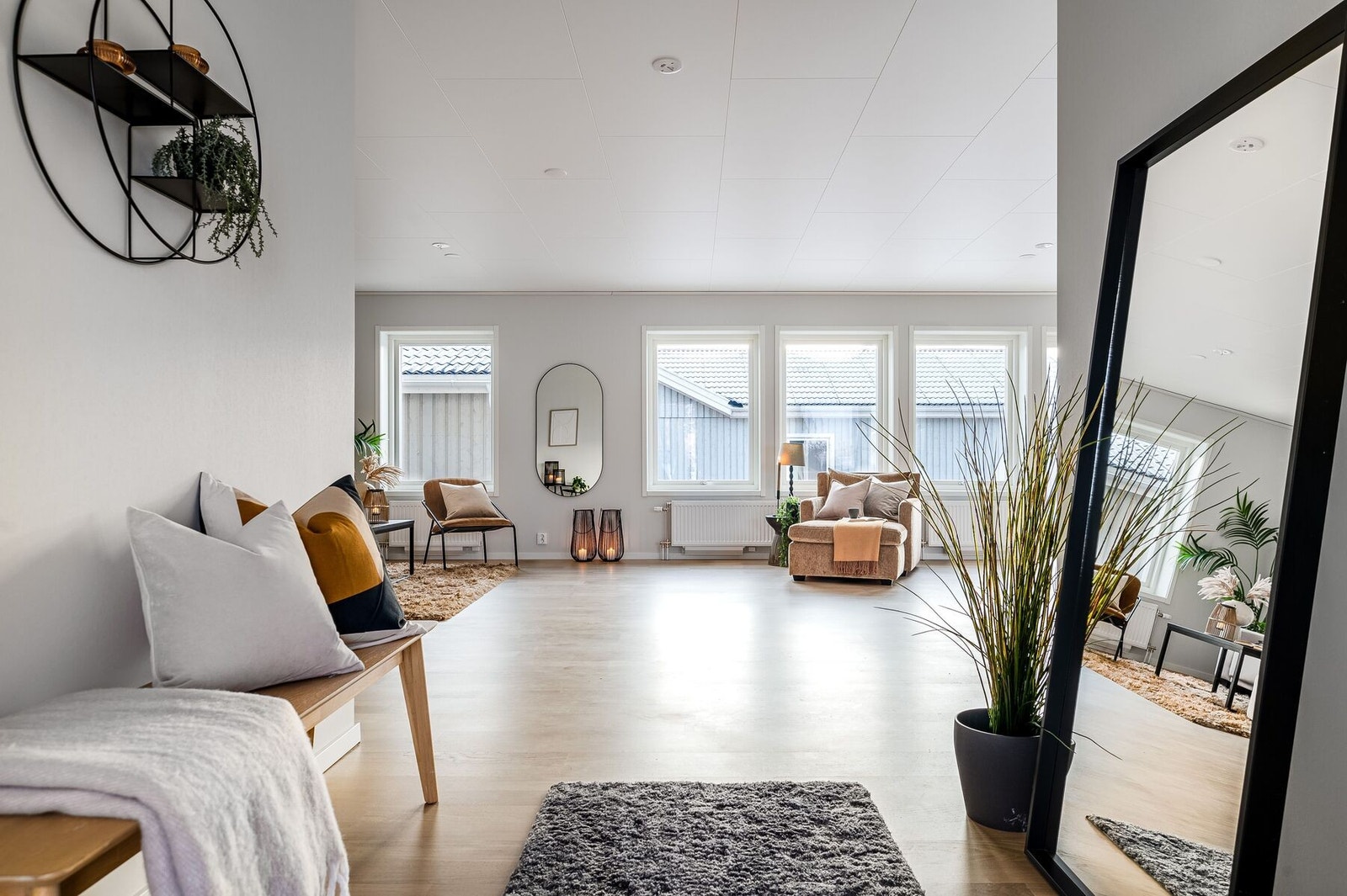 Lyse flater, store glassflater og gode rom å møblere Galleribilde