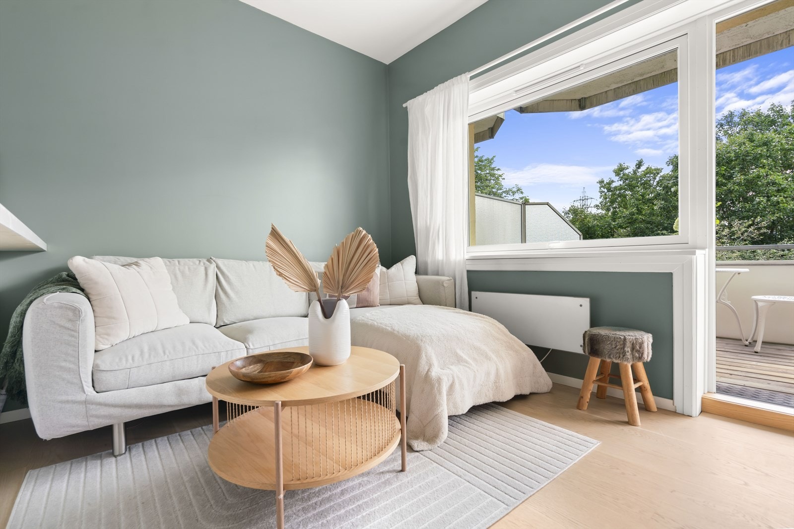 Lys, innbydende stue med god plass til sofagruppe, sofabord og tv-møblement. Galleribilde