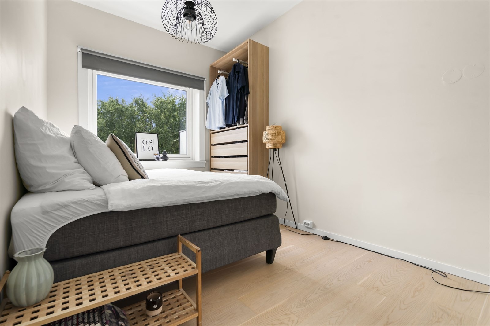 Her er det fint plass til ulik møblering med eksempelvis seng, skrivepult og skap/kommode. Galleribilde