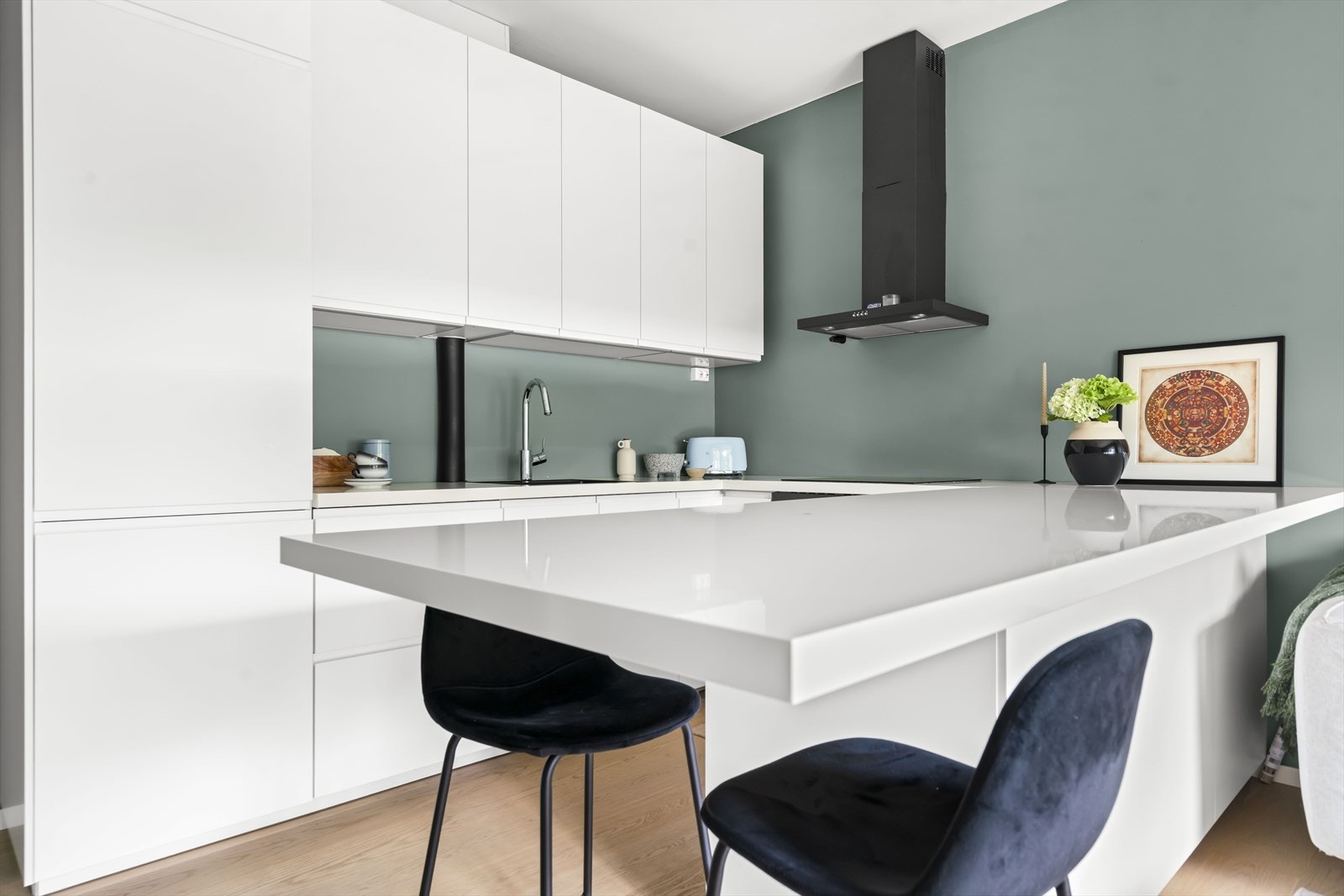 Tidsriktig innredning fra Ikea med glatte, hvite fronter og benkeplate i laminat. Galleribilde