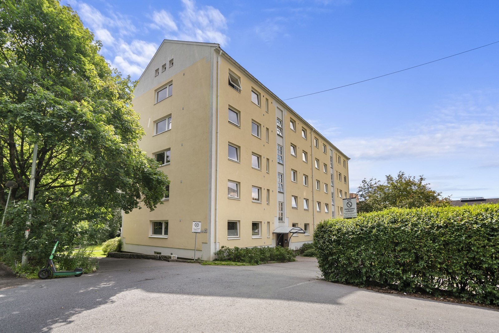 Borettslaget har totalt 21 parkeringsplasser som leies ut etter gjeldende venteliste. Galleribilde
