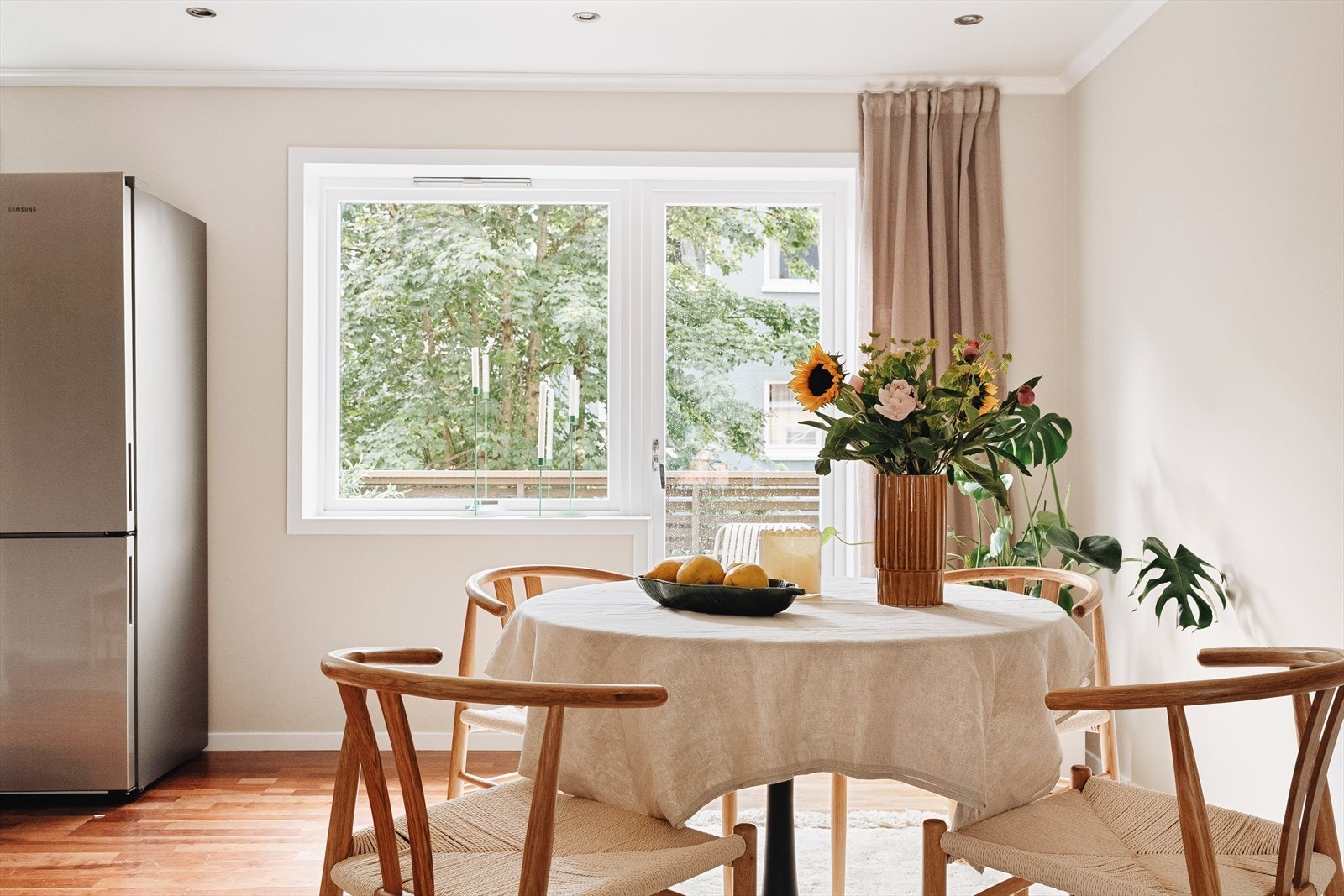 Store vindusflater gir rommet en lys og innbydende atmosfære - perfekt for både rolige kvelder og sosialt samvær. Galleribilde