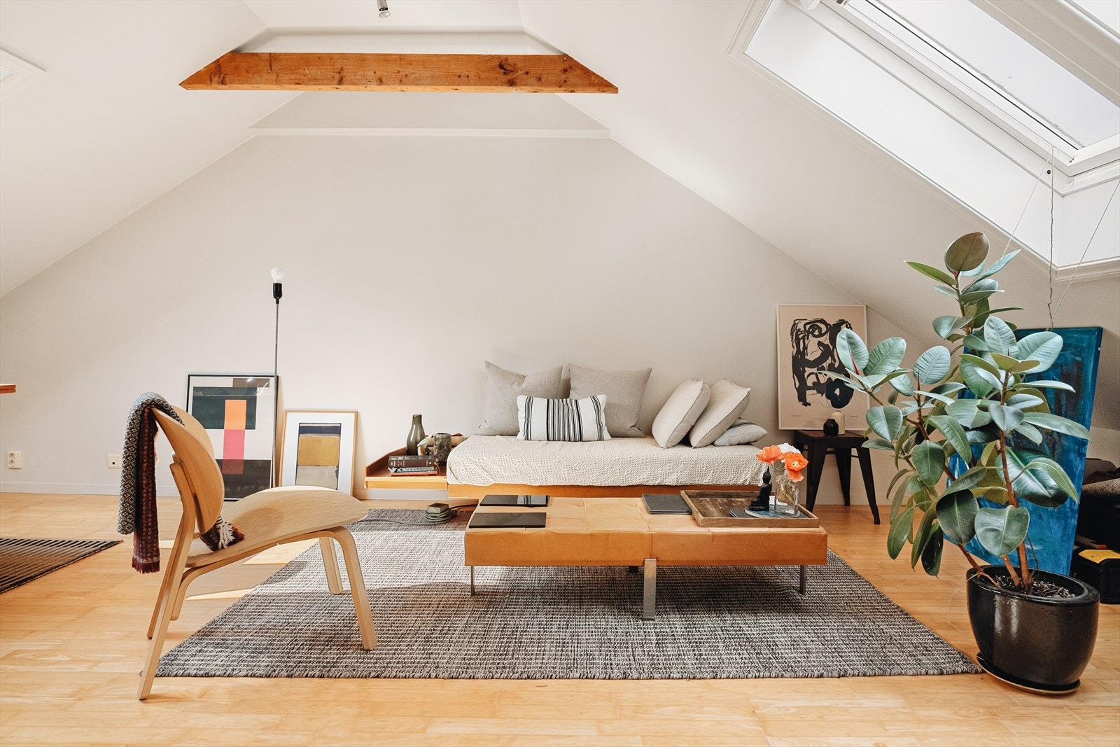 Leiligheten i 4. etasje er i dag utleid for kr 11.500 per måned (potensiale for mer). Med egen inngang, kjøkken, bad og stue er den perfekt som sekundærinntekt. Galleribilde