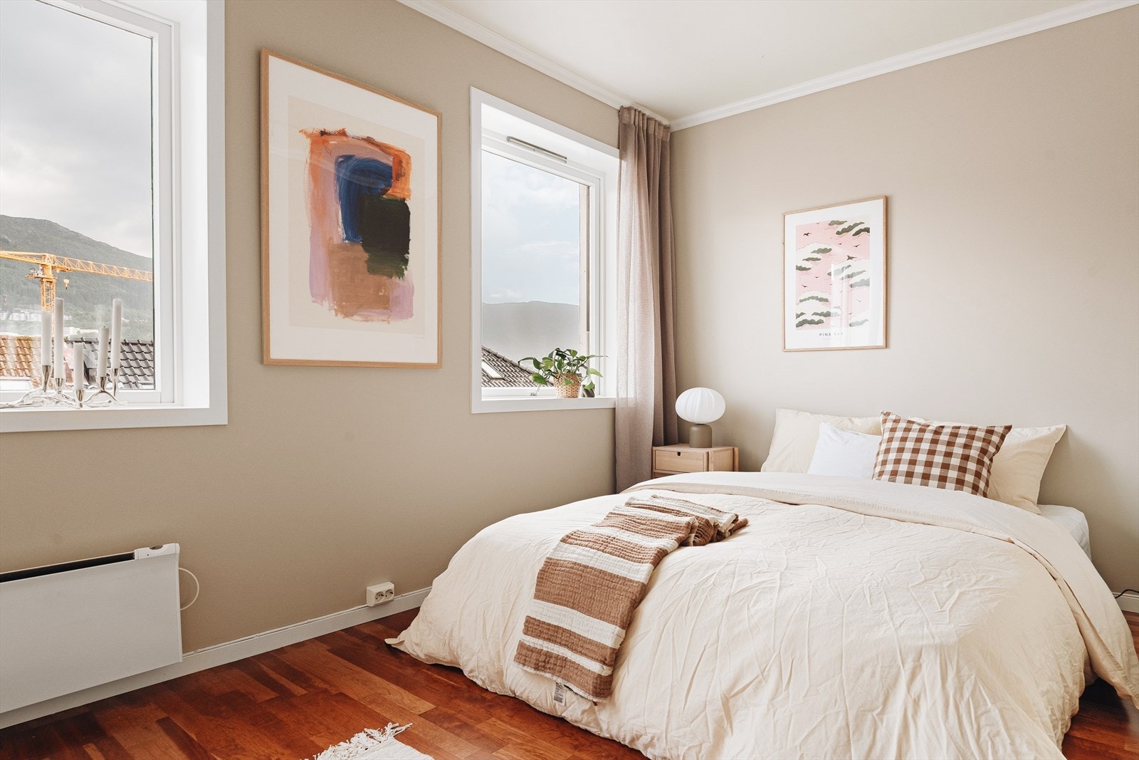 Det største soverommet i hovedetasjen byr på hele 13,4 m². Her er det god plass til dobbeltseng, nattbord og garderobeløsning. Et lunt og behagelig rom å trekke seg tilbake til. Galleribilde