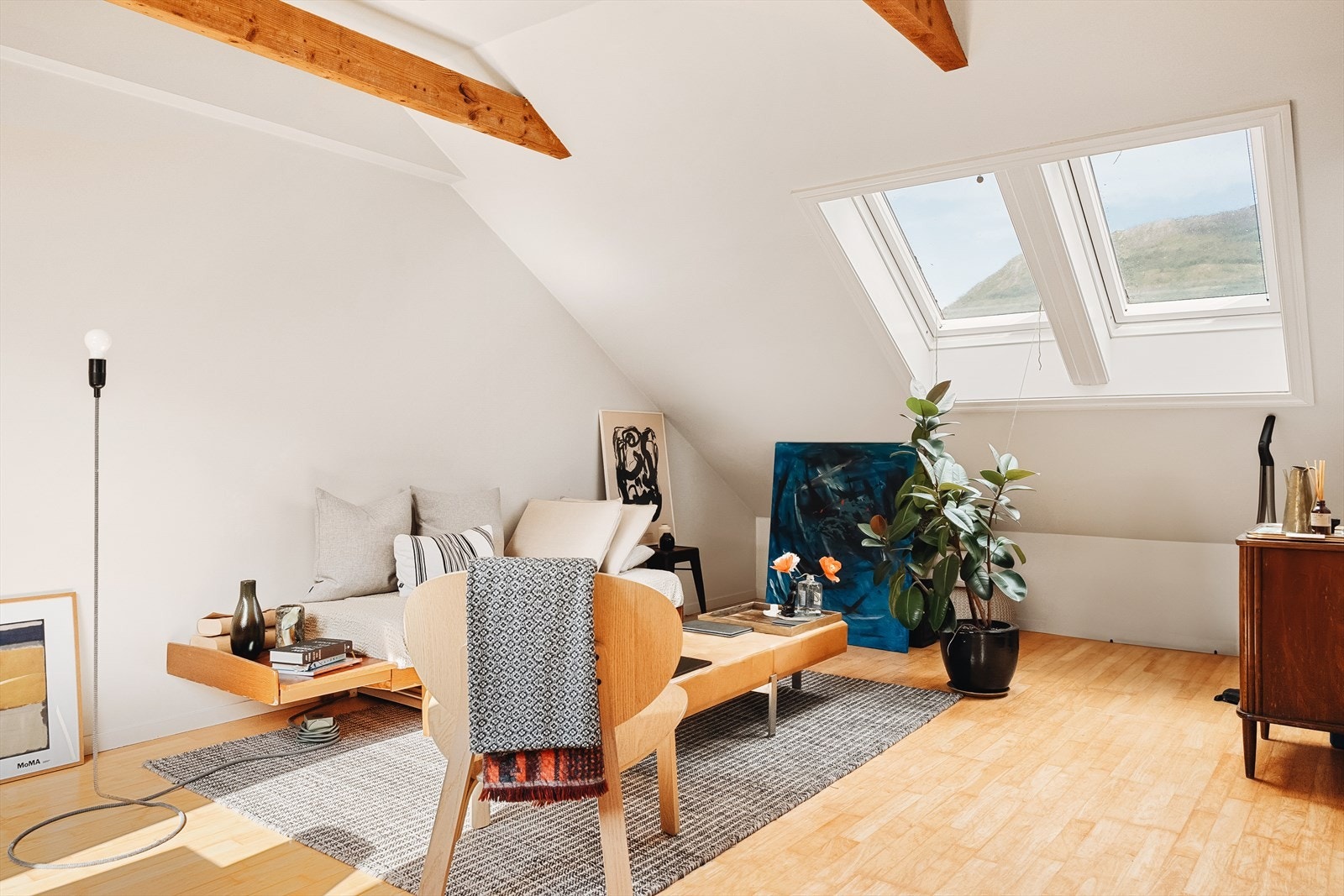 Stue og kjøkken på ca. 19,5 m² - et hyggelig allrom med plass til både sofa og spisebord. Lyst, luftig og åpent plan. Galleribilde