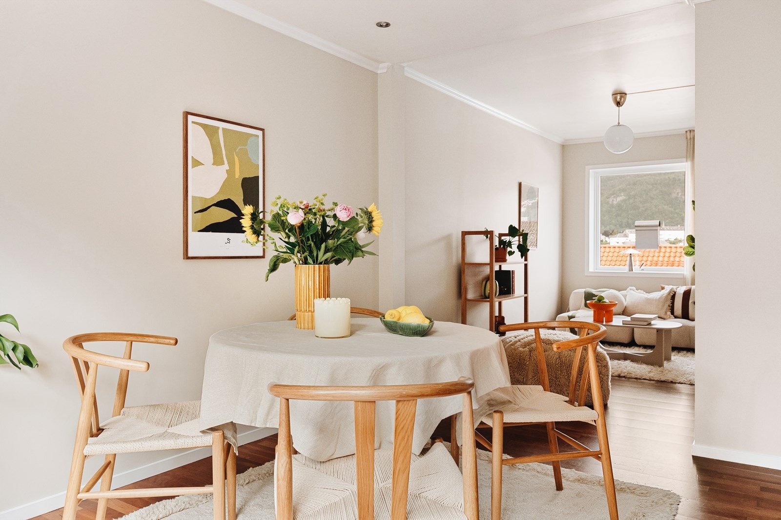 Lys og lun stue på 18,8 m² i åpen løsning mot kjøkken. Galleribilde