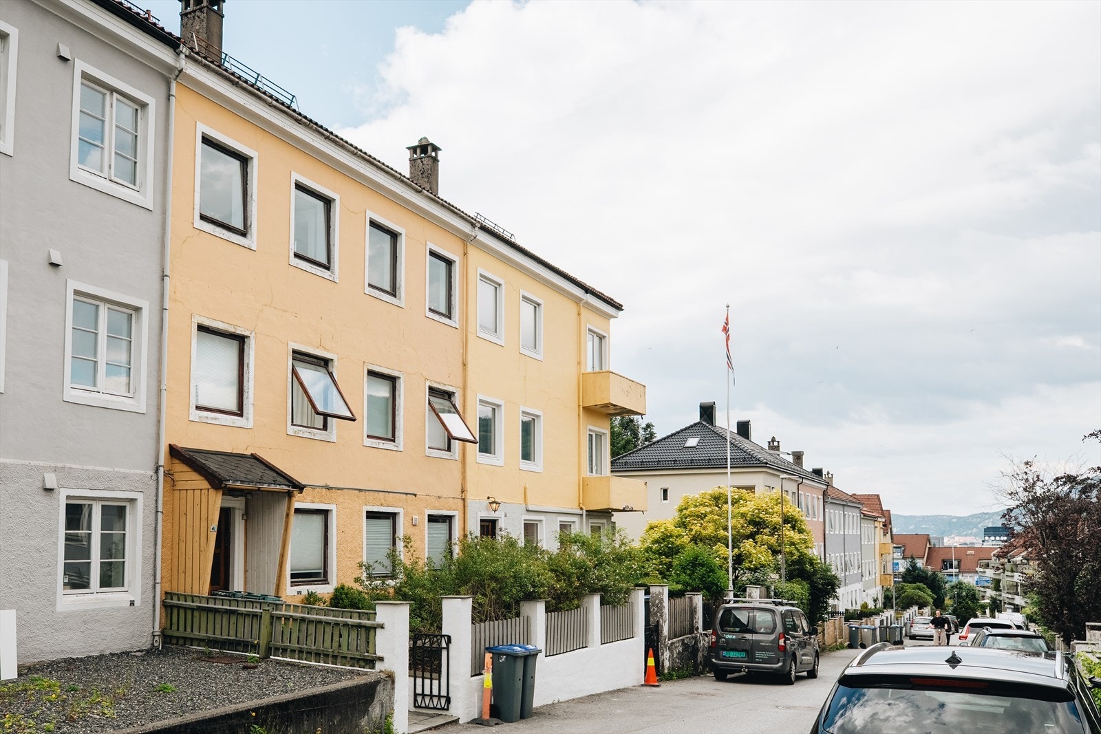 Velholdt og klassisk murbygg fra 1932 med sjel og særpreg! Huset ligger midt i en kjede med tre bygg, og har en solid fasade med pusset mur. Galleribilde