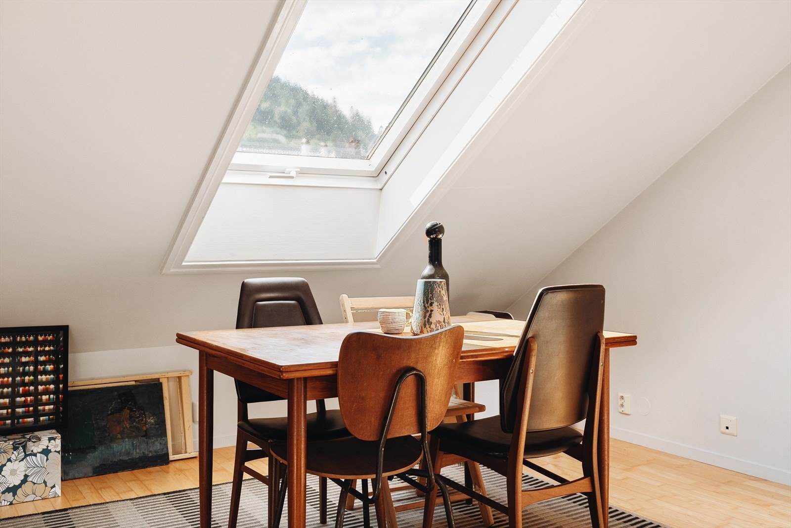 God takhøyde og skråhimling i deler av rommet gir toppetasjen en unik følelse av plass og karakter - et lite hjem med stor personlighet. Galleribilde